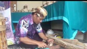 Kerajinan Songkok dan Blangkon dari Gedebok Pisang  di Jombang Diburu Pembe