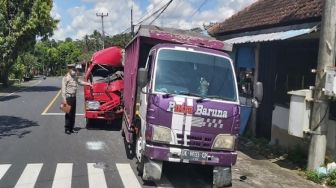Mobil Tabrak Truk Parkir di Mengwi, 3 Luka-luka