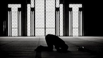 Niat dan Tata Cara Salat Malam Lailatul Qadar, Lengkap dengan Doa-doa yang Perlu Dibaca