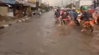 Hujan Deras, Sejumlah Wilayah di Bekasi dan Sekitar Tergenang Air Jelang Buka Puasa Hari Ketiga