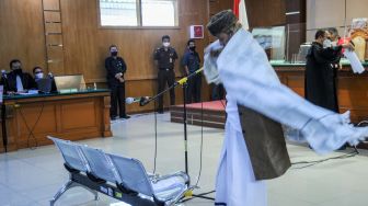 Terdakwa kasus dugaan kasus penyebaran berita bohong Bahar Bin Smith mengenakan kain saat menjalani sidang dakwaan di Pengadilan Negeri Bandung, Jawa Barat, Selasa (5/4/2022). ANTARA FOTO/Raisan Al Farisi
