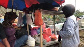 Ramadhan Berkah Bagi Penjual Bunga di TPU Taman Langgeng Batam, Berebut Pembeli Demi Hidupi 5 Anak