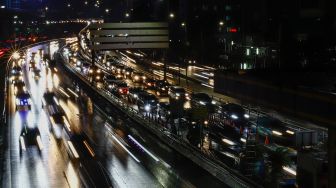 Kendaraan terjebak kemacetan di ruas Jalan Gatot Subroto, Tol Dalam Kota, Jakarta, Selasa (5/4/2022).  [Suara.com/Alfian Winanto]
