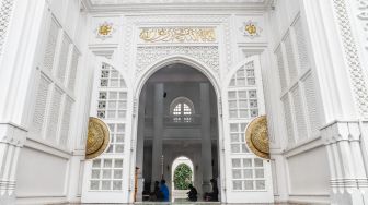 Pemandangan Interior pintu masuk Masjid Ramlie Musofa di Sunter, Jakarta Utara, Selasa (5/4/2022). [Suara.com/Alfian Winanto]