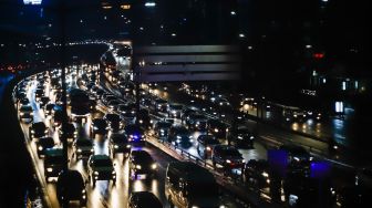 Kendaraan terjebak kemacetan di ruas Jalan Gatot Subroto, Tol Dalam Kota, Jakarta, Selasa (5/4/2022).  [Suara.com/Alfian Winanto]
