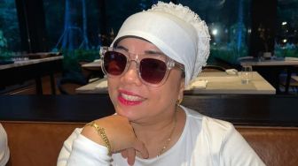 Istri Haji Faisal Tampil Nyentrik Bak Mafia di Iklan Fashion, Damage-nya Nggak Ada Obat!