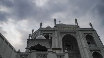 Pemandangan Masjid Ramlie Musofa di Sunter, Jakarta Utara, Selasa (5/4/2022). [Suara.com/Alfian Winanto]