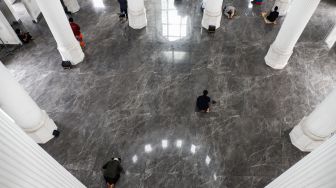 Pemandangan interior Masjid Ramlie  
Musofa di Sunter, Jakarta Utara, Selasa (5/4/2022). [Suara.com/Alfian Winanto]