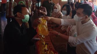 Pemkot Solo Gelar Bazar Minyak Goreng Murah, Namun Warga Harus Vaksin Sebelum Beli