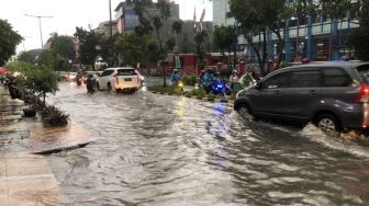 Hujan Deras Guyur Ibu Kota Selasa Sore, Sejumlah Jalan di Jakarta Barat Tergenang Air Bikin Motor Mogok
