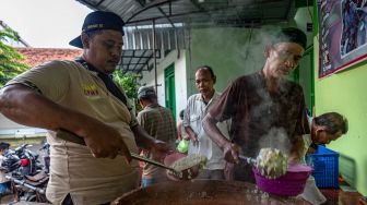 Pengurus masjid menyiapkan bubur India sebagai tradisi sajian berbuka puasa di Masjid Jami Pekojan, Purwodinatan, Semarang, Jawa Tengah, Senin (4/4/2022).  ANTARA FOTO/Aji Styawan
