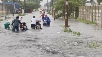 Banjir Rendam Sejumlah Wilayah di Kota Tangerang, Warga: Banyak Motor Mogok