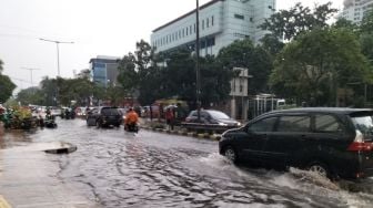 Hujan Deras, Jalan Tanjung Duren Raya Banjir Semata Kaki Orang Dewasa Jelang Berbuka