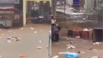 Mini Market Kebanjiran, Barang-Barang Jualan Hanyut di Jalanan