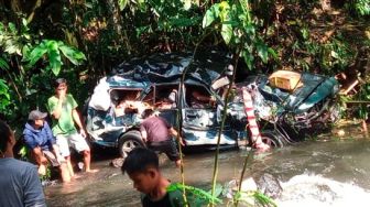 Gegara Rem Blong, Mobil Mazda Biru Terjun ke Jurang hingga Pengendara Tewas