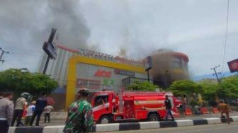 Api di Suzuya Padam, Petugas Masih Lakukan Pendinginan