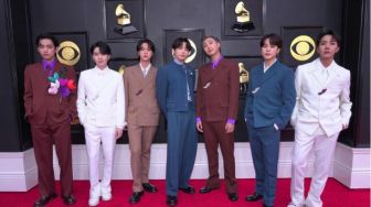 9 Potret Selebritis Amerika dan BTS di Balik Layar Grammy Awards 2022