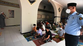 Sejumlah warga binaan mengikuti kegiatan Pesantren Ramadhan di Rumah Tahanan (Rutan) Kelas II B Serang, di Banten, Selasa (5/4/2022). ANTARA FOTO/Asep Fathulrahman