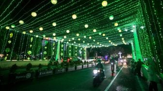 Warga berfoto dengan latar belakang instalasi lampion bertema Ramadhan di kawasan Balai Kota, Solo, Jawa Tengah, Selasa (5/4/2022). ANTARA FOTO/Mohammad Ayudha
