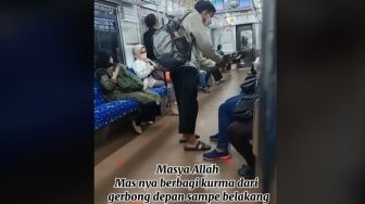 Viral Pemuda di KRL Bagi-Bagi Kurma ke Penumpang Lain Saat Buka Puasa, Warganet Terenyuh