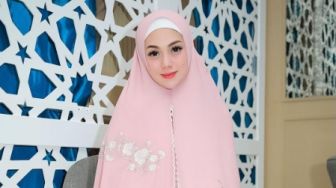 6 Potret Celine Evangelista Tampil Adem Pakai Hijab di Bulan Ramadhan