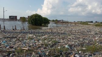 Warga Kampung Nelayan Tambakrejo Keluhkan Tumpukan Sampah Plastik