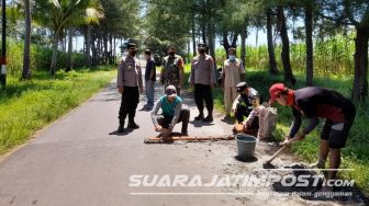 Pasang Rumble Strip di Akses Jalan Wisata Pantai Banongan Situbondo, Cegah Aksi Balap Liar