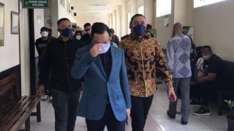 Perdana, Ahmad Sahroni Hadir di Sidang Kasus UU ITE Adam Deni