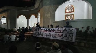 Spanduk Soal Wadas Terbentang di Masjid Kampus UGM Saat Ganjar Isi Ceramah Tarawih