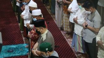 Safari Ramadhan, Wali Kota Eri Shalat Tarawih Keliling ke Masjid-masjid di Surabaya