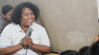 
Marshel Widianto saat berkunjung ke Panti Asuhan Anak Yayasan Remaja Masa Depan di kawasan Tebet, Jakarta, Jumat (26/4). [Suara.com]