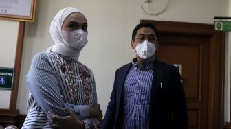 Menantu Amien Rais, Futri Zulya Savitri (kiri) ditemui di sela menghadiri sidang cerai di Pengadilan Agama Jakarta Selatan, Rabu (6/4/2022). [Suara.com/Angga Budhiyanto]