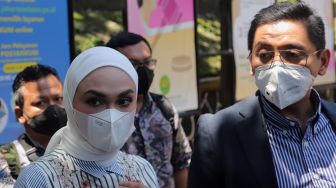 Menantu Amien Rais, Futri Zulya Savitri (kiri) memberikan keterangan kepada awak media usai menghadiri sidang cerai di Pengadilan Agama Jakarta Selatan, Rabu (6/4/2022). [Suara.com/Angga Budhiyanto]