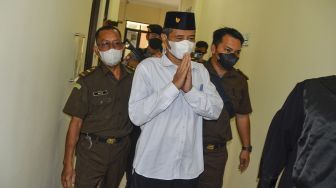 Terdakwa Youtuber M Kece saat menjalani sidang vonis dugaan kasus penistaan agama di Pengadilan Negeri (PN) Ciamis Kelas I B, Kabupaten Ciamis, Jawa Barat, Rabu (6/4/2022). ANTARA FOTO/Adeng Bustomi