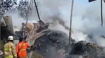 Lapak Limbah di TPA Jatiwaringin Kebakaran, Asap Membumbung Tinggi ke Langit