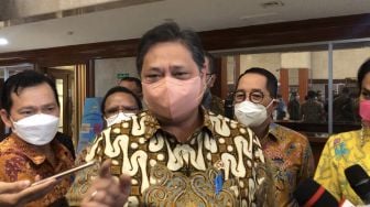 Jokowi Larang Menteri Koar-Koar Tunda Pemilu, Airlangga Bilang Sudah Jelas dan Acungkan Jempol 2 Kali