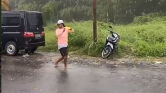 Orang Ini Dikira Lagi Ritual seperti Rara Pawang Hujan, Endingnya Bikin Syok!