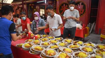 Panitia menyiapkan makanan berbuka puasa di Vihara Dharma Bakti, Petak Sembilan, Jakarta, Rabu (6/4/2022). ANTARA FOTO/Wahyu Putro 
