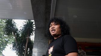 Komedian Marshel Widianto memberikan keterangan kepada awak media usai menjalani pemeriksaan di Polda Metro Jaya, Jakarta, Kamis (7/4/2022). [Suara.com/Angga Budhiyanto]