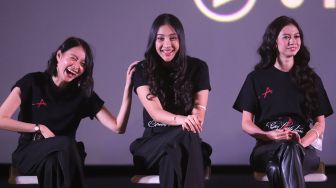 Pemain Pretty Little Liars Shindy Huang, Anya Geraldine, dan Yuki Kato ditemui saat VIU Press Conference & Pre-Screening di CGV Grand Indonesia, Jakarta, Kamis (7/4/2022). [Suara.com/Angga Budhiyanto]