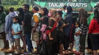 Sejumlah warga antre untuk mendapatkan takjil di Jalan Raya Tegar Beriman, Cibinong, Kabupaten Bogor, Jawa Barat, Kamis (7/4/2022).  ANTARA FOTO/Yulius Satria Wijaya
