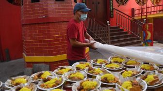 Panitia menyiapkan makanan berbuka puasa di Vihara Dharma Bakti, Petak Sembilan, Jakarta, Rabu (6/4/2022). ANTARA FOTO/Wahyu Putro 
