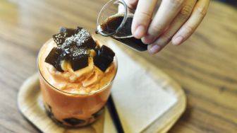 Pasang Spanduk Nyeleneh saat Jualan Es Cappucino Cincau, Nama Dagangan Bikin Publik Gregetan