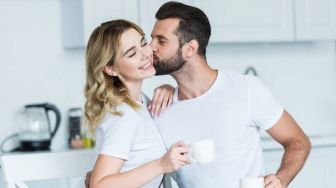 Bolehkah Mencium Istri Saat Puasa? Begini Hukumnya Menurut Syariat Islam dan Ulama