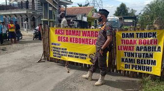 Warga Desa Kebonrejo Pasuruan Blokade Jalan, Protes Jalan Rusak Imbas Aktivitas Truk Tambang