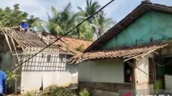 Rumah Milik Sanaan Rusak Berat Usai Tertimpa Pohon saat Bekasi Diterjang Angin Puting Beliung
