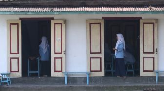 Sejumlah santriwati beraktivitas di rumah pendiri Nahdlatul Ulama (NU) KH Hasyim Asy'ari di kawasan Pondok Pesantren Kapurejo, Kediri, Jawa Timur, Kamis (7/4/2022). ANTARA FOTO/Prasetia Fauzani