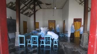 Sejumlah santriwati beraktivitas di rumah pendiri Nahdlatul Ulama (NU) KH Hasyim Asy'ari di kawasan Pondok Pesantren Kapurejo, Kediri, Jawa Timur, Kamis (7/4/2022). ANTARA FOTO/Prasetia Fauzani