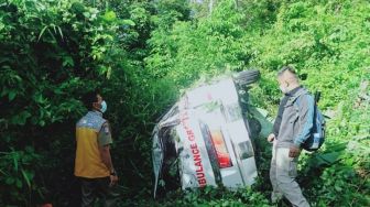 Ambulans di Garut Jalan Mundur Masuk Jurang, Sopir Selamat usai Bertahan Semalaman di Tepi Jurang