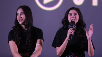 Pemain Pretty Little Liars Yuki Kato (kanan) memberikan keterangan saat VIU Press Conference & Pre-Screening di CGV Grand Indonesia, Jakarta, Kamis (7/4/2022). [Suara.com/Angga Budhiyanto]